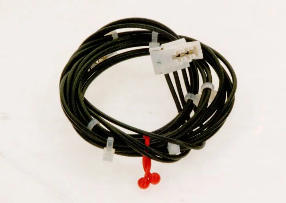 Schwarzes Kabel mit mehreren Drähten, zusammengebunden mit Kabelbindern. Am Ende befindet sich ein Anschlussstecker. Produkt von Bosch.